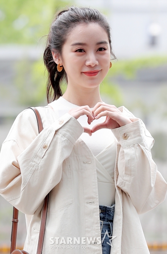  가수 혜림이 16일 오후 경기 고양시 일산동구 장항동 빛마루방송지원센터에서 진행된 E채널 &#039;탑골 랩소디 : K-POP도 통역이 되나요?&#039; 녹화에 참석하고 있다.  &#039;탑골 랩소디&#039;는 매주 6명의 글로벌 싱어들이 가왕의 자리를 놓고 치열한 대결을 펼친다. 이른바 ‘탑골송’인 과거 K팝 명곡을 1절은 한국어, 2절은 자국어로 부르며 K팝의 새로운 글로벌 프로젝트를 시도하고 있다. 매주 토요일 방송.