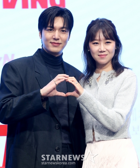 (서울=뉴스1) 권현진 기자 = 배우 이민호와 공효진(오른쪽)이 18일 오후 서울 구로구 신도림 더 세인트에서 열린 tvN 새 토일드라마 &#039;별들에게 물어봐&#039; (극본 서숙향, 연출 박신우) 제작발표회에 참석해 포즈를 취하고 있다.  &#039;별들에게 물어봐&#039;는 무중력 우주 정거장에서 일하는 보스 이브(공효진 분)와 비밀스러운 미션을 가진 불청객 공룡(이민호 분)의 지구 밖 생활기를 그린 작품이다. 2024.12.18/뉴스1  Copyright (C) 뉴스1. All rights reserved. 무단 전재 및 재배포,  AI학습 이용 금지. /사진=(서울=뉴스1) 권현진 기자