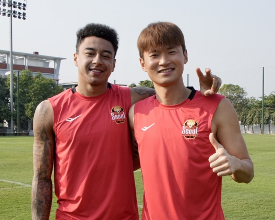 제시 린가드(왼쪽)와 김진수. /사진=FC서울 제공