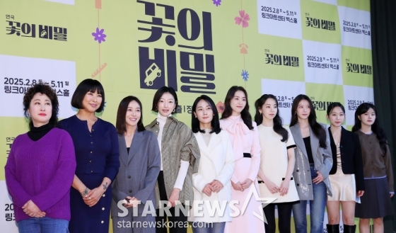 배우 박선옥(왼쪽부터), 정영주, 장영남, 이엘, 조연진, 이연희, 안소희, 공승연, 김슬기, 박지예가 15일 오후 서울 종로구 동숭동 예술가의 집에서 진행된 연극 &#039;꽃의 비밀&#039; 제작발표회에 참석해 포즈를 취하고 있다.  &#039;꽃의 비밀&#039;은 축구에 빠져 집안일을 소홀히 하던 가부장적인 남편들이 하루아침에 사라지며 벌어지는 이야기를 그린 유쾌한 코미디극이다. 오는 2월 8일부터 5월 11일까지 링크아트센터 벅스홀에서 공연된다. 2025.01.15 /사진=김창현 chmt@