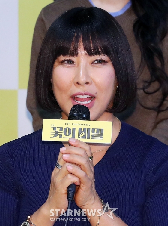 배우 정영주가 15일 오후 서울 종로구 동숭동 예술가의 집에서 진행된 연극 &#039;꽃의 비밀&#039; 제작발표회에 참석해 인사말을 하고 있다.  &#039;꽃의 비밀&#039;은 축구에 빠져 집안일을 소홀히 하던 가부장적인 남편들이 하루아침에 사라지며 벌어지는 이야기를 그린 유쾌한 코미디극이다. 오는 2월 8일부터 5월 11일까지 링크아트센터 벅스홀에서 공연된다. 2025.01.15 /사진=김창현 chmt@