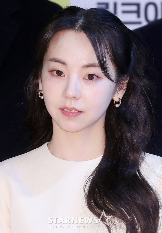 배우 안소희가 15일 오후 서울 종로구 동숭동 예술가의 집에서 진행된 연극 &#039;꽃의 비밀&#039; 제작발표회에 참석해 취재진을 바라보고 있다.  &#039;꽃의 비밀&#039;은 축구에 빠져 집안일을 소홀히 하던 가부장적인 남편들이 하루아침에 사라지며 벌어지는 이야기를 그린 유쾌한 코미디극이다. 오는 2월 8일부터 5월 11일까지 링크아트센터 벅스홀에서 공연된다. 2025.01.15 /사진=김창현 chmt@