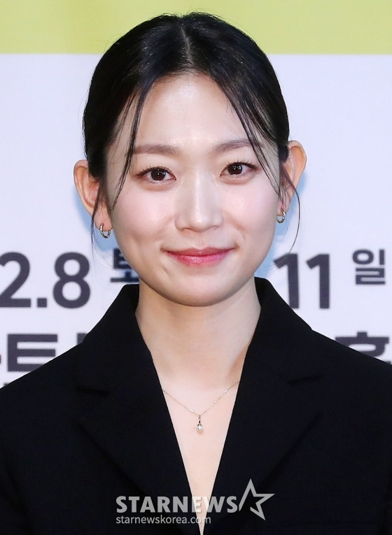 배우 김슬기가 15일 오후 서울 종로구 동숭동 예술가의 집에서 진행된 연극 &#039;꽃의 비밀&#039; 제작발표회에 참석해 미소를 짓고 있다.  &#039;꽃의 비밀&#039;은 축구에 빠져 집안일을 소홀히 하던 가부장적인 남편들이 하루아침에 사라지며 벌어지는 이야기를 그린 유쾌한 코미디극이다. 오는 2월 8일부터 5월 11일까지 링크아트센터 벅스홀에서 공연된다. 2025.01.15 /사진=김창현 chmt@