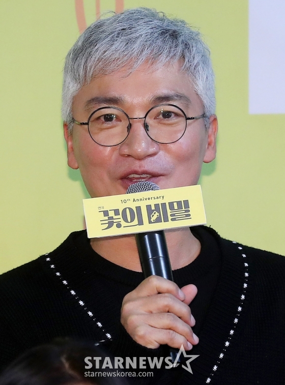 배우 조재윤이 15일 오후 서울 종로구 동숭동 예술가의 집에서 진행된 연극 &#039;꽃의 비밀&#039; 제작발표회에 참석해 인사말을 하고 있다.  &#039;꽃의 비밀&#039;은 축구에 빠져 집안일을 소홀히 하던 가부장적인 남편들이 하루아침에 사라지며 벌어지는 이야기를 그린 유쾌한 코미디극이다. 오는 2월 8일부터 5월 11일까지 링크아트센터 벅스홀에서 공연된다. 2025.01.15 /사진=김창현 chmt@