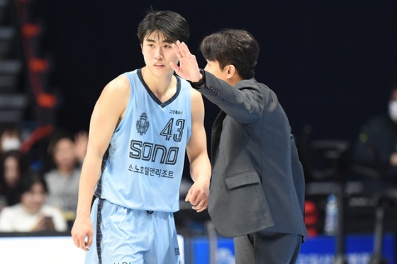 정성조(왼쪽)와 김태술 감독. /사진=KBL 제공