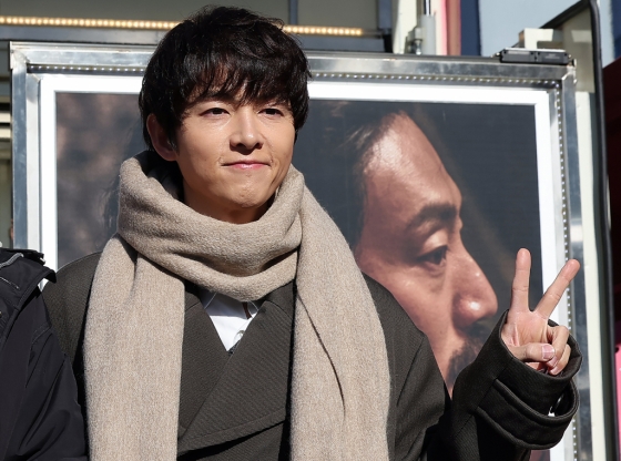 (서울=뉴스1) 김진환 기자 = 배우 송중기가 24일 오전 서울 중구 프레스센터 앞 광장에서 열린 영화 ‘보고타 : 마지막 기회의 땅&#039; 깜짝 이벤트에 참석해 포즈를 취하고 있다. 2024.12.24/뉴스1  Copyright (C) 뉴스1. All rights reserved. 무단 전재 및 재배포,  AI학습 이용 금지. /사진=(서울=뉴스1) 김진환 기자