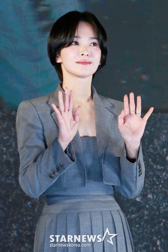 배우 송혜교가 14일 오후 서울 롯데시네마 월드점에서 진행된 영화 &#039;검은 수녀들&#039;(감독 권혁재) 쇼케이스에 참석해 포즈를 취학고 있다. /2025.01.14 /사진=이동훈 photoguy@