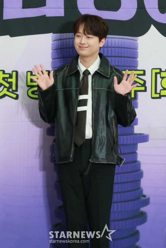 가수 이찬원이 21일 오전 서울 여의도 KBS에서 진행된 2TV 예능 &#039;하이엔드 소금쟁이&#039; 제작발표회에 참석해 포즈를 취하고 있다.  연예계의 소문난 &#039;짠테크&#039; 고수인 MC 4인방과 경제 전문가 김경필이 소비생활 솔루션을 원하는 시청자들의 소비로그를 살펴보고 스마트한 소비 노하우와 솔루션을 제공하는 전 국민 부자 메이커 프로젝트 &#039;하이엔드 소금쟁이&#039;는 오늘(21일) 첫 방송된다. /2024.05.21 /사진=이동훈