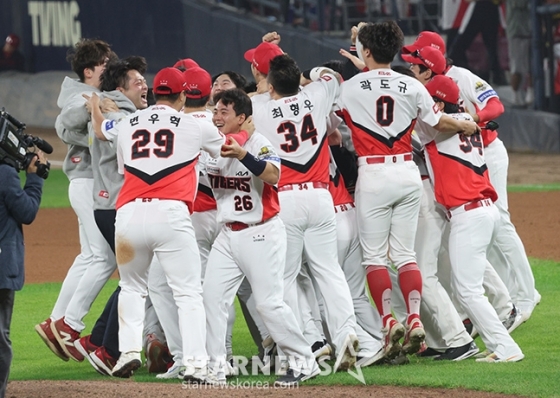 &#039;2024 KBO 포스트시즌 한국시리즈 5차전&#039; KIA-삼성전이 28일 광주-기아챔피언스필드에서 열렸다.  KIA가 5차전 삼성에 승리히며 4승 1패로 한국시리즈 우승을 차지했다. 선수들이 마운드에 모여 기쁨을 나누고 있다. /사진=김진경 대기자