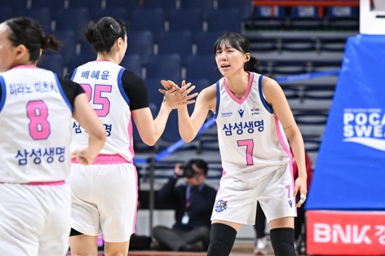 삼성생명 배혜윤(왼쪽)과 강유림. /사진=WKBL 제공 