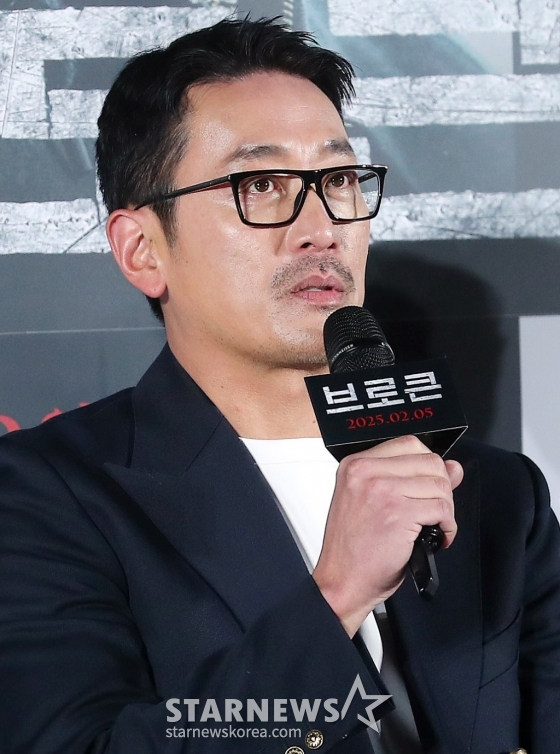 배우 하정우가 6일 오전 서울 광진구 롯데시네마 건대입구에서 진행된 영화 &#039;브로큰&#039; 제작보고회에 참석해 인사말을 하고 있다.  &#039;브로큰&#039;은 시체로 돌아온 동생과 사라진 그의 아내, 사건을 예견한 베스트셀러 소설까지, 모든 것이 얽혀버린 그날 밤의 진실을 밝히기 위해 끝까지 달려가는 민태(하정우 분)의 분노의 추적을 그린 이야기. 오는 2월 5일 개봉. 2025.01.06 /사진=김창현 chmt@
