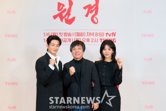 배우 이현욱, 김상호 감독, 배으 차주영이 6일 오전 온라인으로 진행된 tvN·티빙 드라마 &#039;원경&#039;(극본 이영미, 연출 김상호) 제작발표회에 참석해 포즈를 취하고 있다. /사진제공=CJENM 2025.01.06 /사진=이동훈 photoguy@