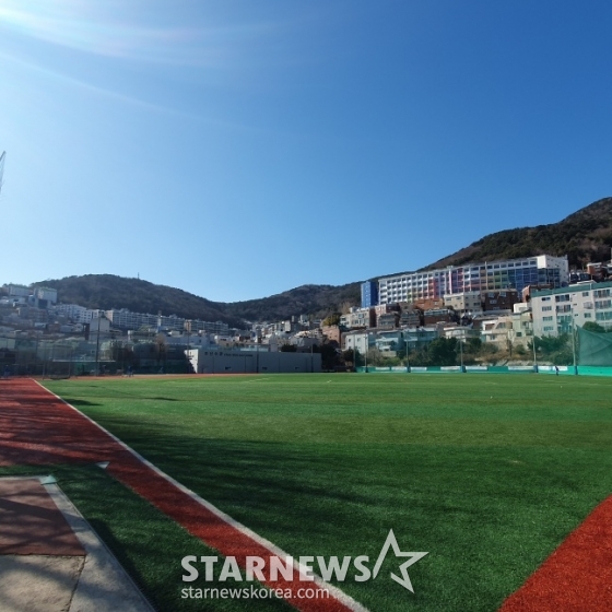 부산고 그라운드. 외야 그라운드 왼쪽 너머에는 가정집들이 가깝게 붙어 있다. /사진=김동윤 기자 