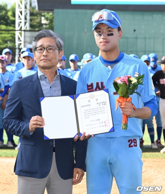 부산고 안지원(오른쪽)이 2023년 서울 목동야구장에서 제 77회 황금사자기 최우수선수상을 수상하고 있다.