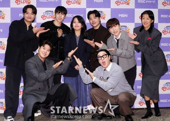 전민경 PD(가운데), 방송인 하하, 뮤지컬 배우 황성재, 배우 신정윤, 인피티느 동우, 래퍼 지조, 방송인 남창희, 홍진경이 17일 오전 서울 마포구 상암동 스탠포드 호텔에서 진행된 MBC에브리원 &#039;다 컸는데 안 나가요&#039; 제작발표회에 참석해 포즈를 취하고 있다.   &#039;다 컸는데 안 나가요&#039;는 높은 물가와 집값 상승으로 청년 2명 중 1명이 &#039;캥거루족&#039;이라는 요즘 시대에 부모님과 함께 살아가는 스타들의 일상을 공개하는 관찰 예능 프로그램이다. 오는 18일 첫 방송. 2025.01.17 /사진=김창현 chmt@