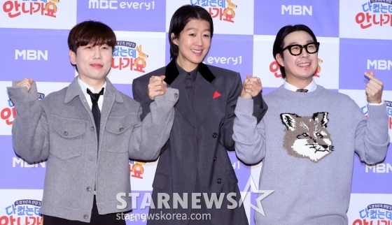 방송인 남창희, 홍진경, 하하가 17일 오전 서울 마포구 상암동 스탠포드 호텔에서 진행된 MBC에브리원 &#039;다 컸는데 안 나가요&#039; 제작발표회에 참석해 포즈를 취하고 있다.   &#039;다 컸는데 안 나가요&#039;는 높은 물가와 집값 상승으로 청년 2명 중 1명이 &#039;캥거루족&#039;이라는 요즘 시대에 부모님과 함께 살아가는 스타들의 일상을 공개하는 관찰 예능 프로그램이다. 오는 18일 첫 방송. 2025.01.17 /사진=김창현 chmt@