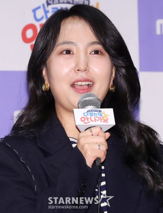 전민경 PD가 17일 오전 서울 마포구 상암동 스탠포드 호텔에서 진행된 MBC에브리원 &#039;다 컸는데 안 나가요&#039; 제작발표회에 참석해 인사말을 하고 있다.  &#039;다 컸는데 안 나가요&#039;는 높은 물가와 집값 상승으로 청년 2명 중 1명이 &#039;캥거루족&#039;이라는 요즘 시대에 부모님과 함께 살아가는 스타들의 일상을 공개하는 관찰 예능 프로그램이다. 오는 18일 첫 방송. 2025.01.17 /사진=김창현 chmt@