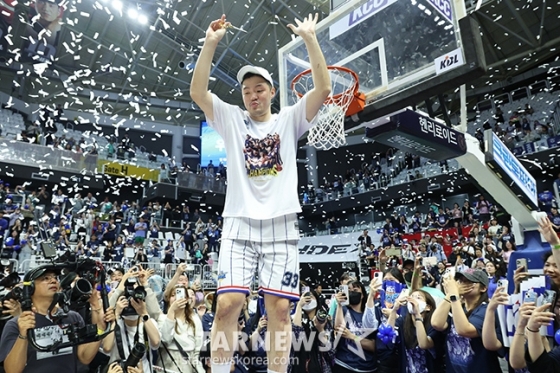 KCC 이승현이 2023~24시즌 KBL 챔피언결정전 우승 후 그물 커팅식을 하고 있다. /사진=김진경 대기자 