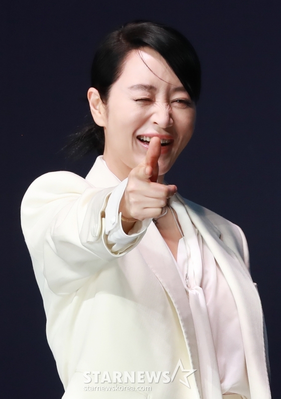 배우 김혜수가 8일 오전 서울 여의도 콘래드호텔에서 진행된 디즈니+ 오리지널 시리즈 &#039;트리거&#039; 제작발표회에 참석해 무대로 들어서고 있다.  나쁜 놈들의 잘못을 활짝 까발리기 위해 일단 카메라부터 들이대고 보는 지독한 탐사보도 프로 놈들의 이야기 &#039;트리거&#039;는 오는 15일 공개된다. /2025.01.08 /사진=이동훈 photoguy@