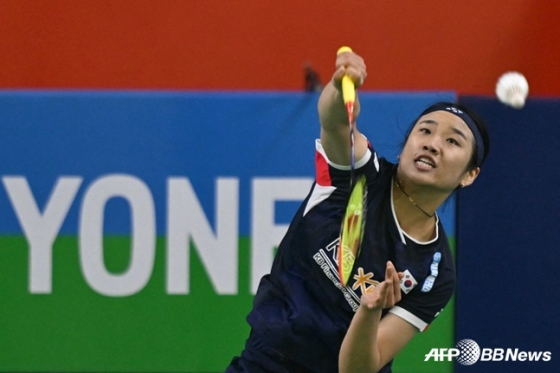 안세영이 17일 BWF 인도 오픈 여자 단식 8강전에서 강력한 스매시를 날리고 있다. /AFPBBNews=뉴스1