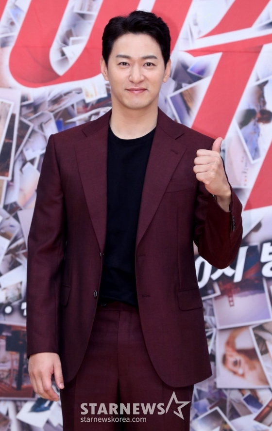  탤런트 주진모가 6일 오후 서울 목동SBS 사옥에서 열린 드라마 &#039;빅이슈&#039; 제작발표회에서 포즈를 취하고 있다.