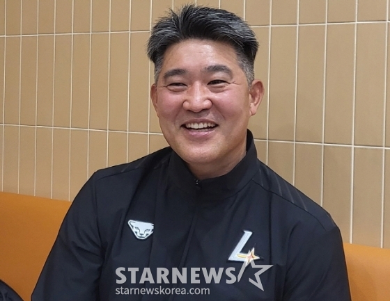 이숭용 SSG 감독이 19일 미국 출국을 앞두고 취재진과 인터뷰를 하고 있다. /사진=안호근 기자