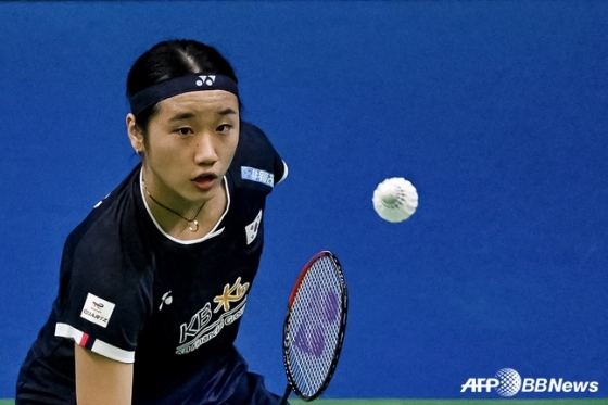 안세영이 18일 18일(한국시간) 인도 뉴델리에서 열린 세계배드민턴연맹(BWF) 인도 오픈(슈퍼 750) 여자단식 4강전에서 5위 그레고리아 마리스카 툰중(인도네시아)의 공격을 받아치고 있다. /AFPBBNews=뉴스1