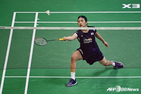 안세영이 18일(한국시간) 인도 뉴델리에서 열린 세계배드민턴연맹(BWF) 인도 오픈(슈퍼 750) 여자단식 4강전에서 5위 그레고리아 마리스카 툰중(인도네시아)을 상대로 네트 플레이를 펼치고 있다.  /AFPBBNews=뉴스1