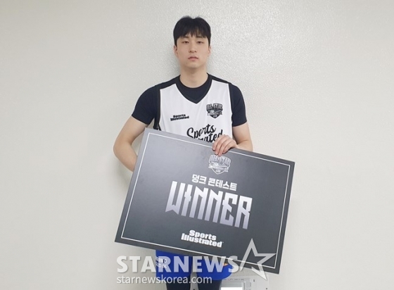 삼성 조준희가 19일 부산 사직실내체육관에서 열린 2024~2025 KCC 프로농구 올스타전 덩크슛 콘테스트에서 우승을 차지한 후 포즈를 취하고 있다. /사진=양정웅 기자 
