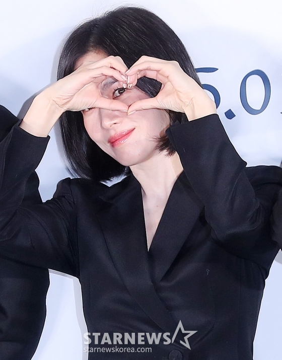 배우 송혜교가 16일 오전 서울 용산구 아이파크몰 CGV에서 진행된 영화 &#039;검은 수녀들&#039; 제작보고회에 참석해 포즈를 취하고 있다.  &#039;검은 수녀들&#039;은 &#039;검은 사제들&#039;의 두 번째 이야기로 강력한 악령에 사로잡힌 소년을 구하기 위해 금지된 의식에 나서는 사람들의 이야기를 그린 영화다. 내년 1월 24일 개봉. 2024.12.16 /사진=김창현 chmt@