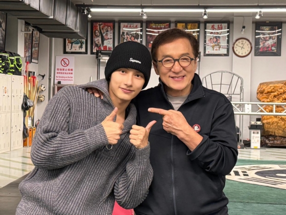세븐틴 준, 성룡 /사진=웨이보