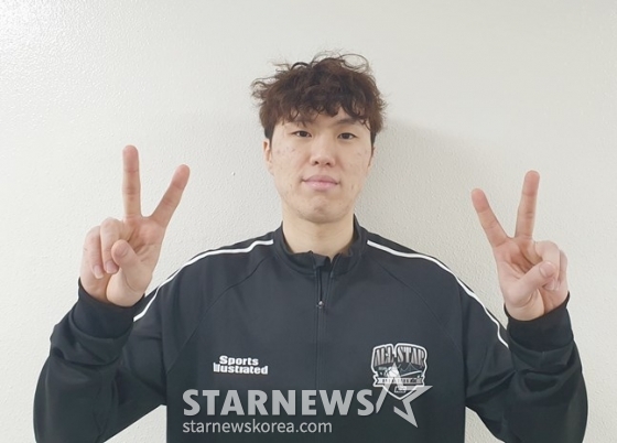 현대모비스 이우석이 인터뷰 후 포즈를 취하고 있다. /사진=양정웅 기자 