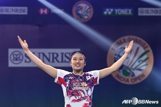 안세영이 19일 BWF 인도 오픈 여자 단식 결승에서 우승을 차지하고 두 팔을 들고 세리머니를 하고 있다. /AFPBBNews=뉴스1
