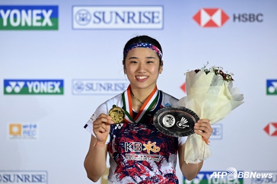 19일 BWF 인도 오픈 여자 단식 결승에서 우승을 차지하고 금메달을 목에 걸고 미소를 짓고 있다. /AFPBBNews=뉴스1