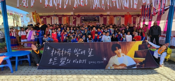 바니빌라스세컨드리학교 한국어교사 연봉 전달 기념 사진