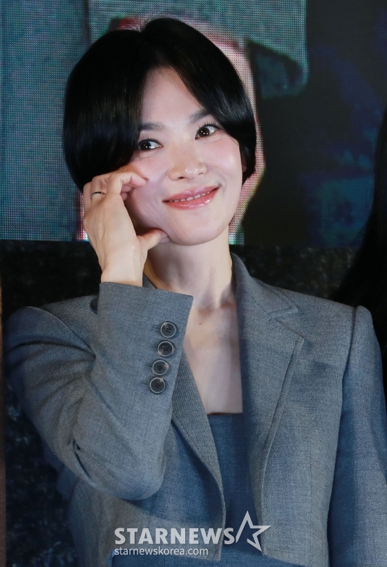 배우 송혜교가 14일 오후 서울 롯데시네마 월드점에서 진행된 영화 &#039;검은 수녀들&#039;(감독 권혁재) 쇼케이스에 참석해 포즈를 취하고 있다. /2025.01.14 /사진=이동훈 photoguy@