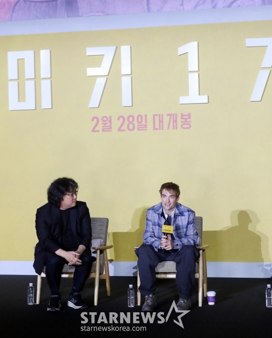 할리우드 배우 로버트 패틴슨이 20일 오전 서울 용산구 아이파크몰 CGV에서 진행된 영화 &#039;미키17&#039; 기자간담회에서 취재진 질의에 답하고 있다.  &#039;미키17&#039;은 위험한 일에 투입되는 소모품(익스펜더블)으로, 죽으면 다시 프린트되는 &#039;미키&#039;가 17번째 죽음의 위기를 겪던 중, 그가 죽은 줄 알고 &#039;미키 18&#039;이 프린트되면서 벌어지는 예측불허의 이야기를 그리는 영화. 오는 2월 28일 개봉. 2025.01.20 /사진=김창현 chmt@