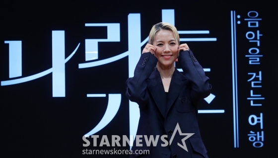 가수 소향이 1일 오전 서울 영등포구 여의도동 KBS 아트홀에서 진행된 KBS 2TV 음악 여행 리얼리티쇼 &#039;나라는 가수&#039; 제작발표회에 참석해 포즈를 취하고 있다.   &#039;나라는 가수-스페인&#039;은 K팝 대표 실력파 아티스트들이 다른 &#039;나라&#039;의 음악과 문화를 경험하며 &#039;나&#039;라는 가수를 찾아가는 여행기를 그리는 음악 예능 프로그램이다. 오는 2일 첫 방송. 2024.11.01 /사진=김창현 chmt@