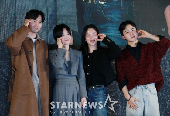 배우 이진욱, 송혜교, 전여빈, 문우진이 14일 오후 서울 롯데시네마 월드점에서 진행된 영화 &#039;검은 수녀들&#039;(감독 권혁재) 쇼케이스에 참석해 포즈를 취하고 있다. /2025.01.14 /사진=이동훈 photoguy@
