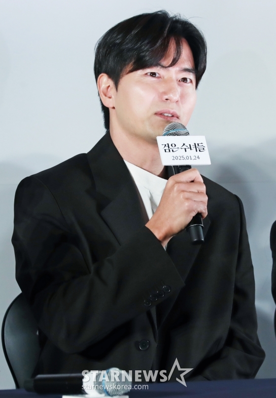 배우 이진욱이 20일 오후 서울 강남구 메가박스 코엑스에서 진행된 영화 &#039;검은 수녀들&#039;(감독 권혁재) 언론배급시사회 및 기자간담회에 참석해 질문에 답하고 있다. /2025.01.20 /사진=이동훈 photoguy@