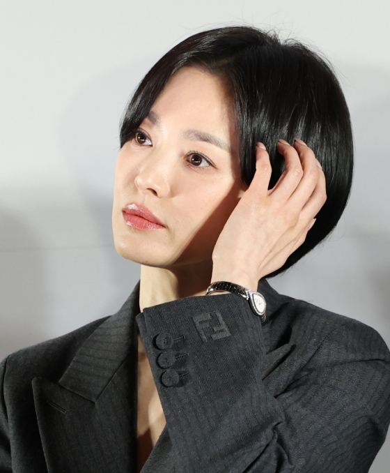 (서울=뉴스1) 권현진 기자 = 배우 송혜교가 20일 서울 강남구 메가박스 코엑스에서 열린 영화 &#039;검은 수녀들&#039;(감독 권혁재) 언론시사회에 참석해 머리카락을 만지고 있다.  &#039;검은 수녀들&#039;은 강력한 악령에 사로잡힌 소년을 구하기 위해 금지된 의식에 나서는 사람들의 이야기를 그린 작품이다. 2025.1.20/뉴스1  Copyright (C) 뉴스1. All rights reserved. 무단 전재 및 재배포,  AI학습 이용 금지. /사진=(서울=뉴스1) 권현진 기자