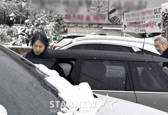 (서울=뉴스1) 박혜성 기자 = 홍상수 감독(64)과 연인 사이인 배우 김민희(42)가 임신한 것으로 알려졌다.  17일 디스패치에 따르면 김민희는 지난해 여름 홍상수 감독의 아이를 자연 임신한 것을 알았으며, 올 봄 출산 예정이라고 보도했다. 사진은 임신 초기인 지난해 11월 27일 하얀 눈이 내리던 날 경기도 양평 인근 식당을 김민희와 함께 찾은 홍상수 감독. (뉴스1`DB)2025.1.17/뉴스1  Copyright (C) 뉴스1. All rights reserved. 무단 전재 및 재배포,  AI학습 이용 금지. /사진=(서울=뉴스1) 박혜성 기자