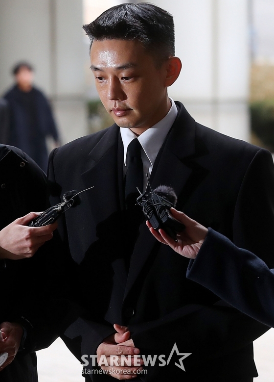 마약류 관리에 관한 법률 위반(향정) 등 혐의로 기소된 배우 유아인(본명 엄홍식)이 5일 오후 서울 서초구 중앙지법에서 열린 공판에 출석하고 있다.  유아인은 지난해 10월 프로포폴 상습 투약, 타인 명의 수면제 불법 처방 매수, 대마흡연 및 교사, 증거인멸교사 등 혐의로 불구속 기소됐다. 2024.03.05 /사진=김창현