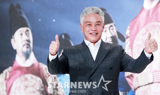 $  배우 김영철이 28일 오후 서울 영등포구 타임스퀘어 아모리스홀에서 열린 KBS1 대하드라마 &#039;장영실&#039; 제작발표회에 참석해 포즈를 취하고 있다.  &#039;장영실&#039;은 대하드라마 최초의 과학 사극으로, 노비였던 장영실이 세종대왕을 만나 15세기 조선의 과학을 세계 최고 수준으로 발전시키기까지의 과정을 담는다. 2016년 1월 2일 첫 방송 예정이다. /사진=김창현 기자 chmt@