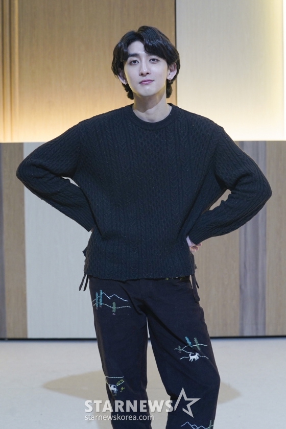 가수 최정훈이 14일 오전 온라인 생중계로 진행된 JTBC 새 예능 &#039;뜨거운 씽어즈&#039; 제작발표회에 참석해 포즈를 취하고 있다.  세월의 흔적만큼이나 깊고 진한 목소리로 들려주는 노래와 인생 이야기 &#039;뜨거운 씽어즈&#039;는 오늘(14일) 첫 방송된다. /사진제공=JTBC 2022.03.14