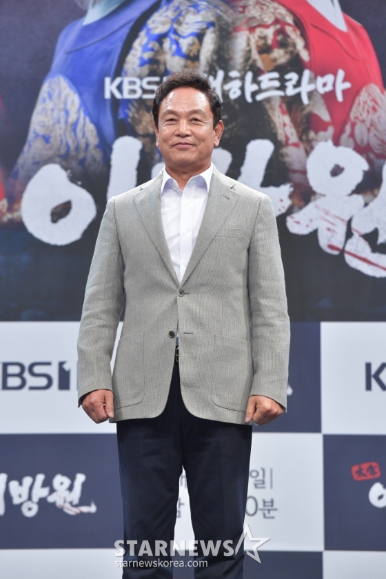 배우 김영철이 10일 오후 서울 여의도 KBS 아트홀에서 진행된 KBS 1TV 새 사극 &#039;태종 이방원&#039; 제작발표회에 참석해 포즈를 취하고 있다.  고려라는 구질서를 무너뜨리고 조선이라는 새로운 질서를 만들어가던 여말선초(麗末鮮初) 시기, 누구보다 조선의 건국에 앞장섰던 리더 이방원의 모습을 새롭게 조명하는 드라마 &#039;태종 이방원&#039;은 오는 11일 첫 방송된다. /사진제공=KBS 2021.12.10