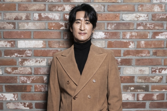 배우 신현준이 21일 오전 서울 종로구의 한 카페에서 진행된 영화 &#039;귀신경찰&#039; 개봉 관련 인터뷰를 위해 포즈를 취하고 있다.  &#039;귀신경찰&#039;은 돈 벼락 한 번 못 맞고 때아닌 날벼락 맞은 이후 하찮은 능력을 갖게 된 경찰이 그의 가족과 예기치 못한 사건에 얽히며 벌어지는 패밀리 코미디. &#039;맨발의 기봉이&#039;, &#039;가문의 영광&#039; 시리즈에 이어 신현준과 故 김수미가 세 번째이자 마지막 모자 연기를 선보이는 작품. 오는 24일 개봉. / 사진제공=제이앤씨미디어그룹 /사진=김창현 chmt@