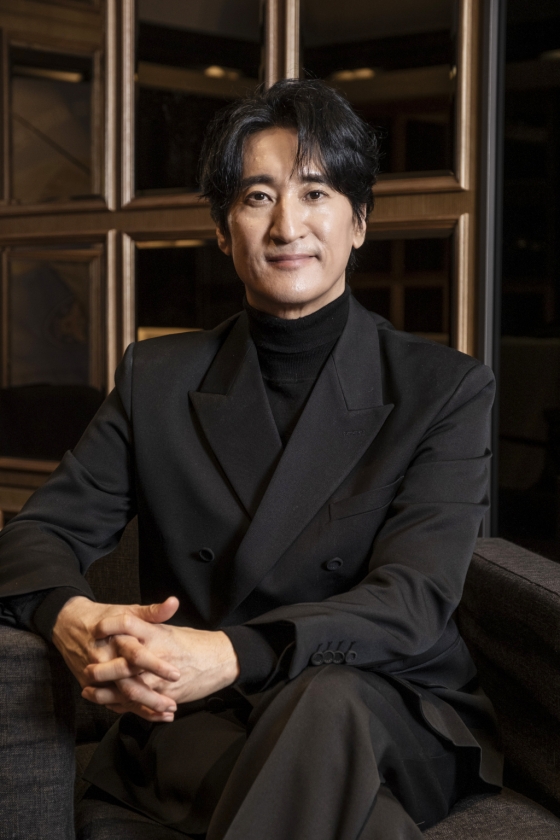배우 신현준이 21일 오전 서울 종로구의 한 카페에서 진행된 영화 &#039;귀신경찰&#039; 개봉 관련 인터뷰를 위해 포즈를 취하고 있다.  &#039;귀신경찰&#039;은 돈 벼락 한 번 못 맞고 때아닌 날벼락 맞은 이후 하찮은 능력을 갖게 된 경찰이 그의 가족과 예기치 못한 사건에 얽히며 벌어지는 패밀리 코미디. &#039;맨발의 기봉이&#039;, &#039;가문의 영광&#039; 시리즈에 이어 신현준과 故 김수미가 세 번째이자 마지막 모자 연기를 선보이는 작품. 오는 24일 개봉. / 사진제공=제이앤씨미디어그룹 /사진=김창현 chmt@