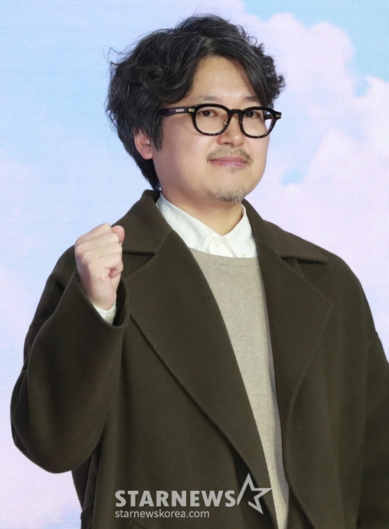 이도윤 감독이 21일 오전 서울 강남구 그랜드 인터컨티넨탈 파르나스 호텔에서 진행된 넷플릭스 오리지널 시리즈 &#039;중증외상센터&#039; 제작발표회에 참석해 포즈를 취하고 있다.  전장을 누비던 천재 외과 전문의 백강혁(주지훈)이 유명무실한 중증외상팀을 심폐 소생하기 위해 부임하면서 벌어지는 통쾌한 이야기 &#039;중증외상센터&#039;는 오는 24일 공개된다. /2025.01.21 /사진=이동훈 photoguy@