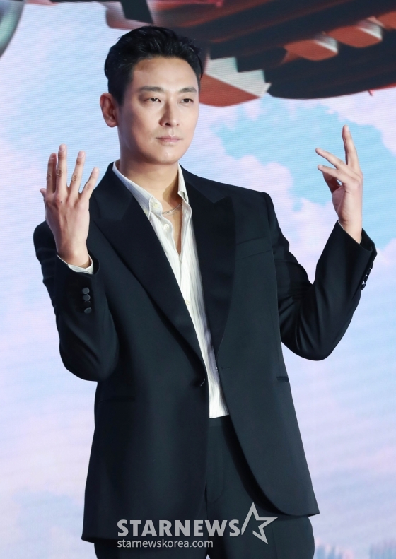배우 주지훈이 21일 오전 서울 강남구 그랜드 인터컨티넨탈 파르나스 호텔에서 진행된 넷플릭스 오리지널 시리즈 &#039;중증외상센터&#039; 제작발표회에 참석해 포즈를 취하고 있다.  전장을 누비던 천재 외과 전문의 백강혁(주지훈)이 유명무실한 중증외상팀을 심폐 소생하기 위해 부임하면서 벌어지는 통쾌한 이야기 &#039;중증외상센터&#039;는 오는 24일 공개된다. /2025.01.21 /사진=이동훈 photoguy@